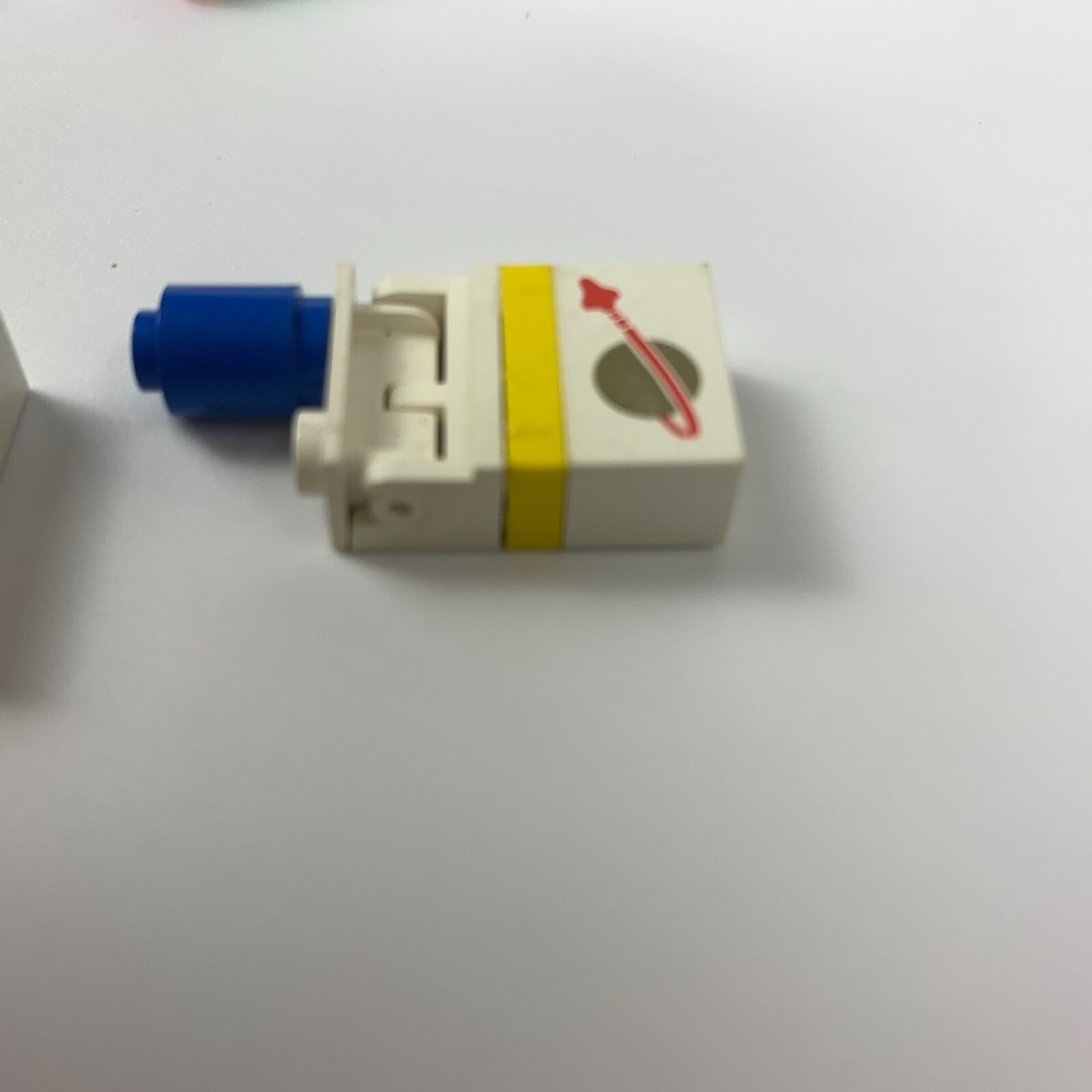 Lego Lot Space VTG‎ White Gray Moon Red White 6 Minifigures Accessories - Picture 12 of 12